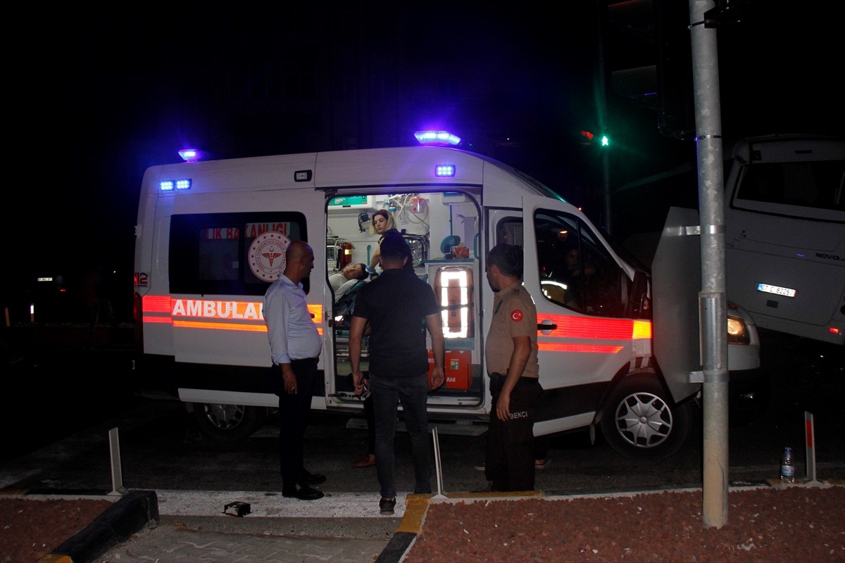 Antalya’nın Serik ilçesinde 3 midibüsün karıştığı kazada 6 kişi yaralandı.