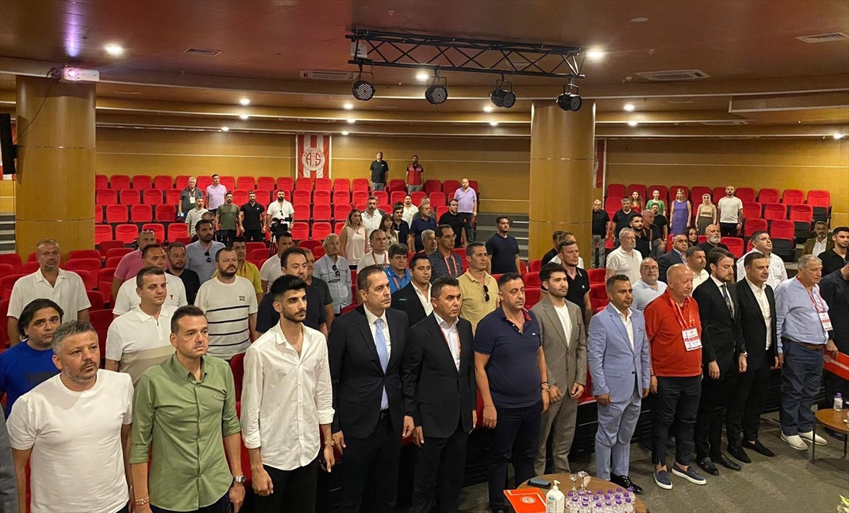 Antalyaspor Spor Faaliyetleri Ticaret Sanayi AŞ'de, yönetim kurulu başkanı Sinan Boztepe'nin 1...