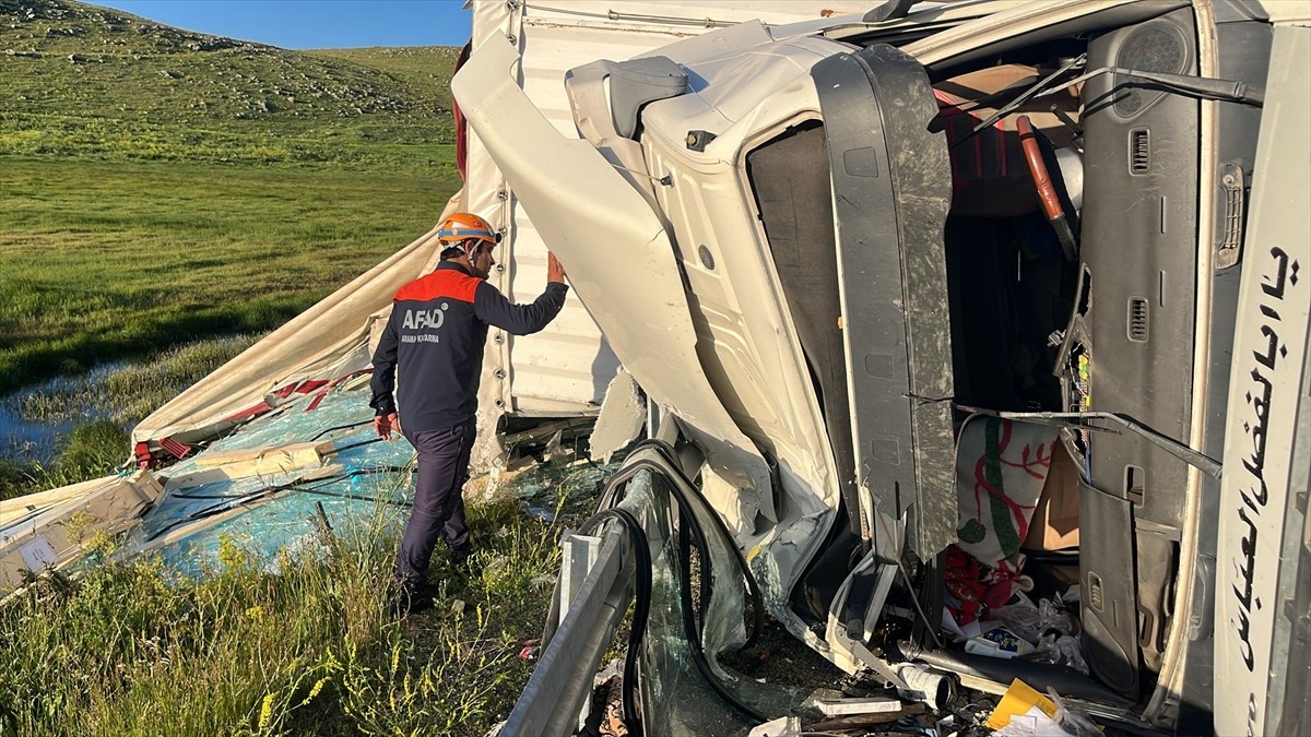 Ardahan'ın Göle ilçesinde devrilen tırın sürücüsü yaralandı.