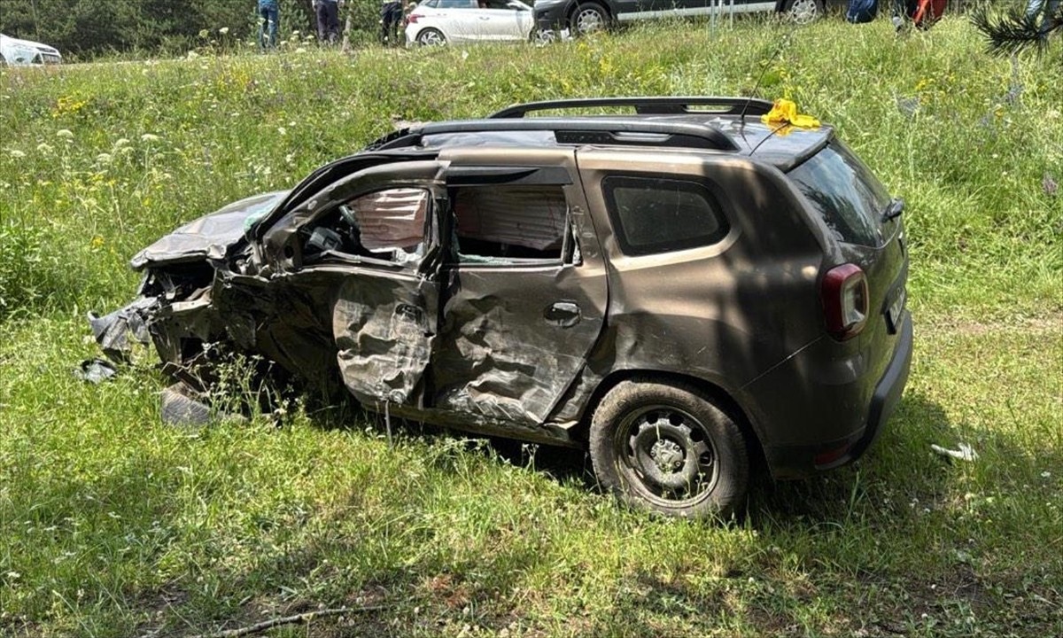 Ardahan'ın Hanak ilçesinde tırın çarptığı otomobildeki 5 kişi yaralandı.