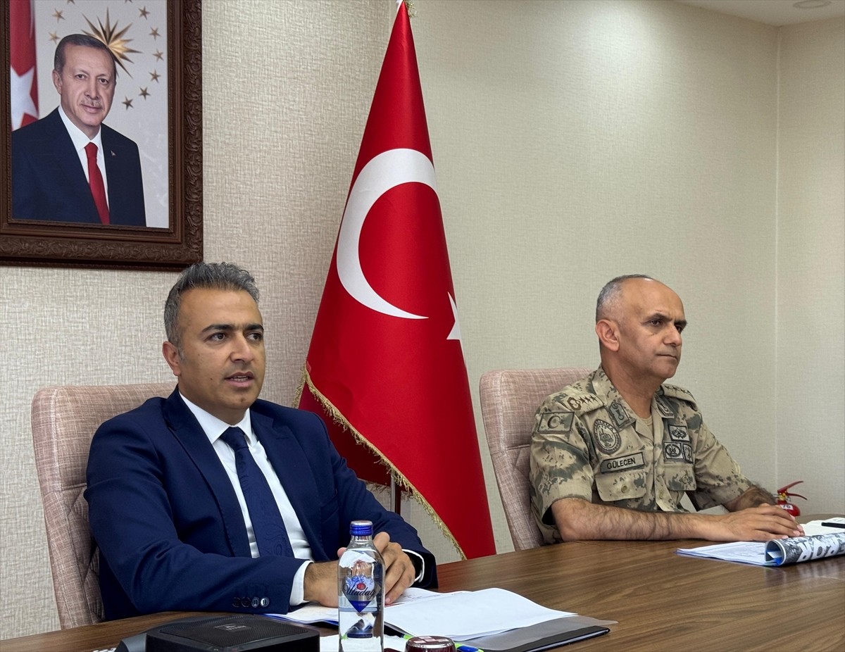 Ardahan Valisi Hayrettin Çiçek (solda), aralarında Fetullahçı Terör Örgütü'ne (FETÖ) yönelik...