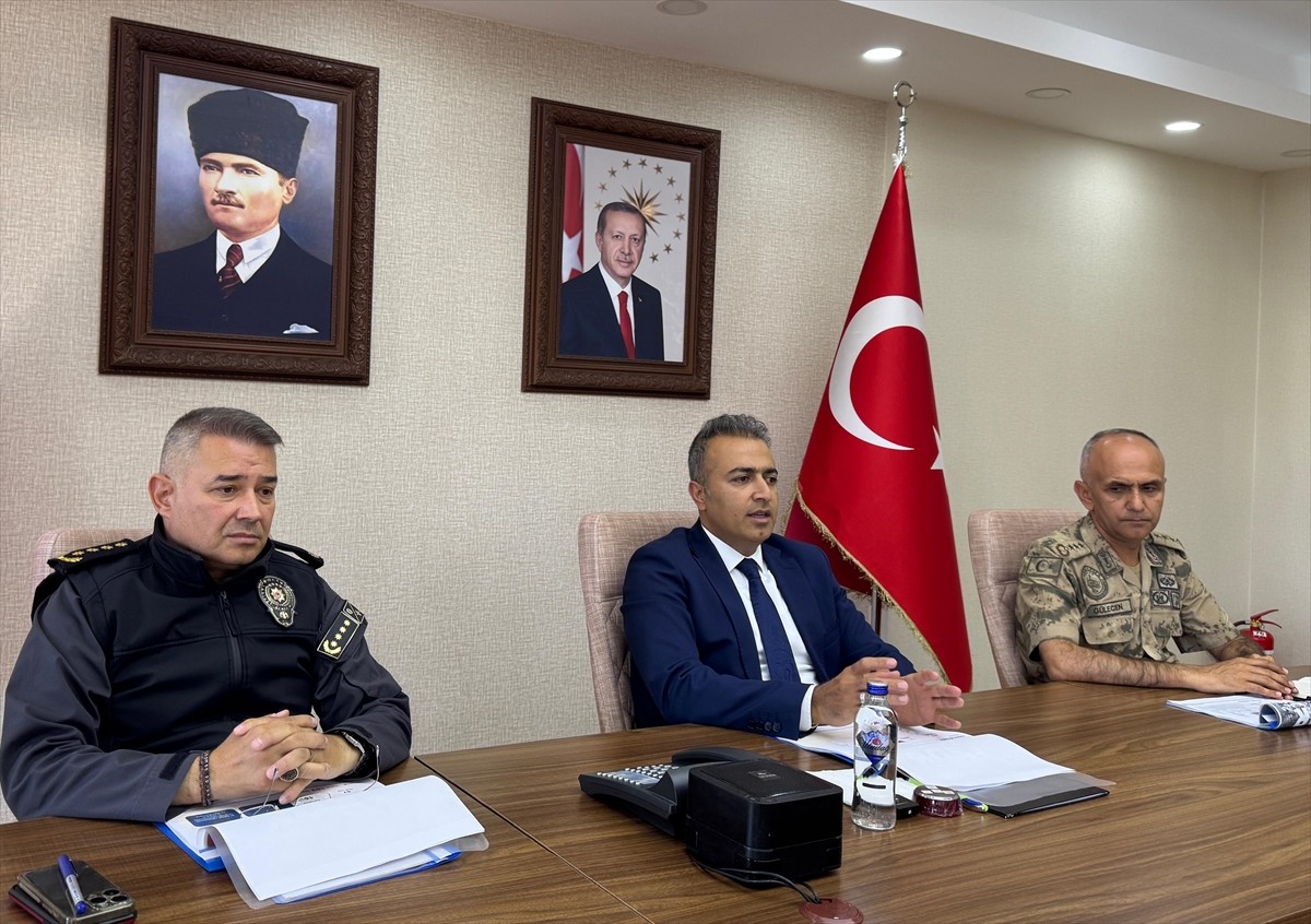 Ardahan Valisi Hayrettin Çiçek (solda), aralarında Fetullahçı Terör Örgütü'ne (FETÖ) yönelik...