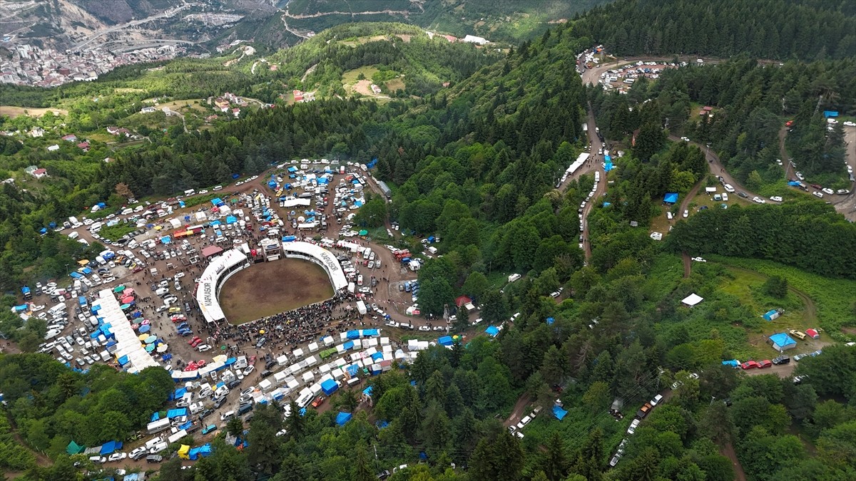 Artvin'de düzenlenen "44. Kafkasör Kültür, Turizm ve Sanat Festivali" boğa güreşleriyle sürdü....