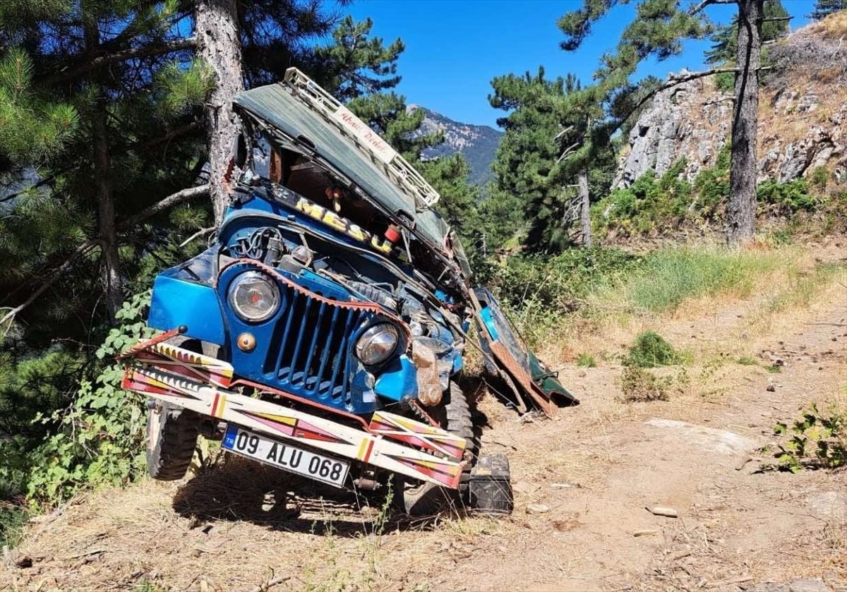 Aydın'ın Efeler ilçesinde cipin şarampole devrilmesi sonucu biri çocuk 3 kişi yaralandı.