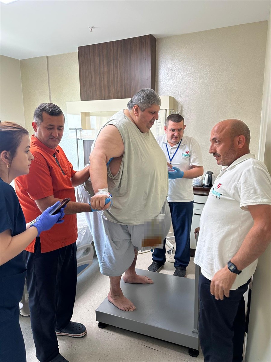 Aydın'ın Nazilli ilçesinde yatağa bağımlı yaşayan 310 kilogram ağırlığındaki Barış Yıldırım...