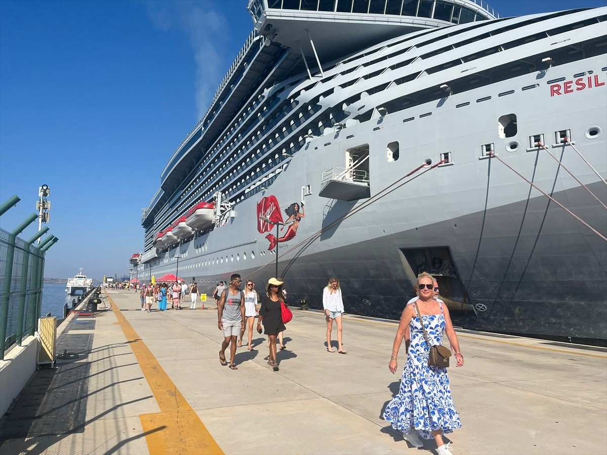 Bahamalar bayraklı "Resilient Lady" kruvaziyeri, 2 bin 600 yolcusuyla Muğla'nın Bodrum ilçesine...