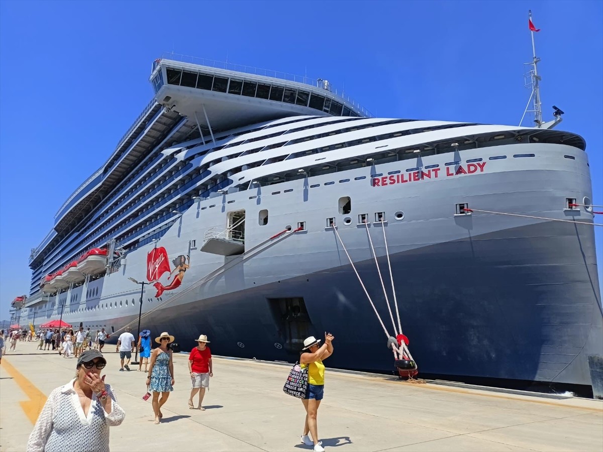 Bahamalar bayraklı "Resilient Lady" kruvaziyeri, 2 bin 606 yolcusuyla Muğla'nın Bodrum ilçesine...