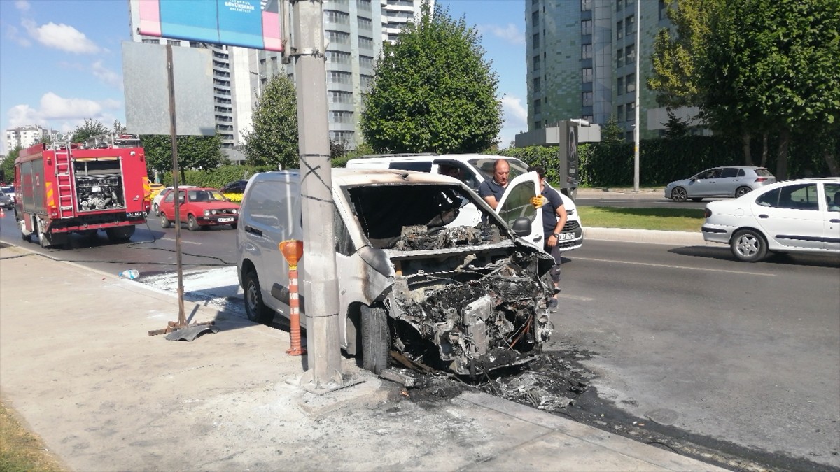 Bakırköy'de seyir halindeki hafif ticari araçta çıkan yangın itfaiye ekiplerince...