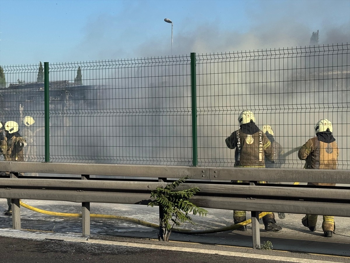 Bakırköy'de seyir halindeki metrobüste çıkan yangın itfaiye ekiplerinin müdahalesiyle söndürüldü....