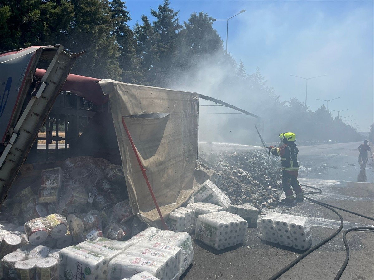Balıkesir'de seyir halindeyken devrilen tır yandı. Çevredekilerin yardımıyla tırdan çıkartılan...