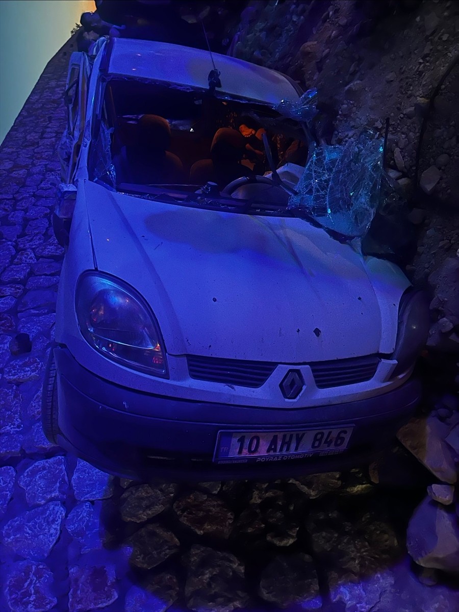 Balıkesir'in Altıeylül ilçesinde meydana gelen zincirleme kazada 1 kişi öldü, 7 kişi...