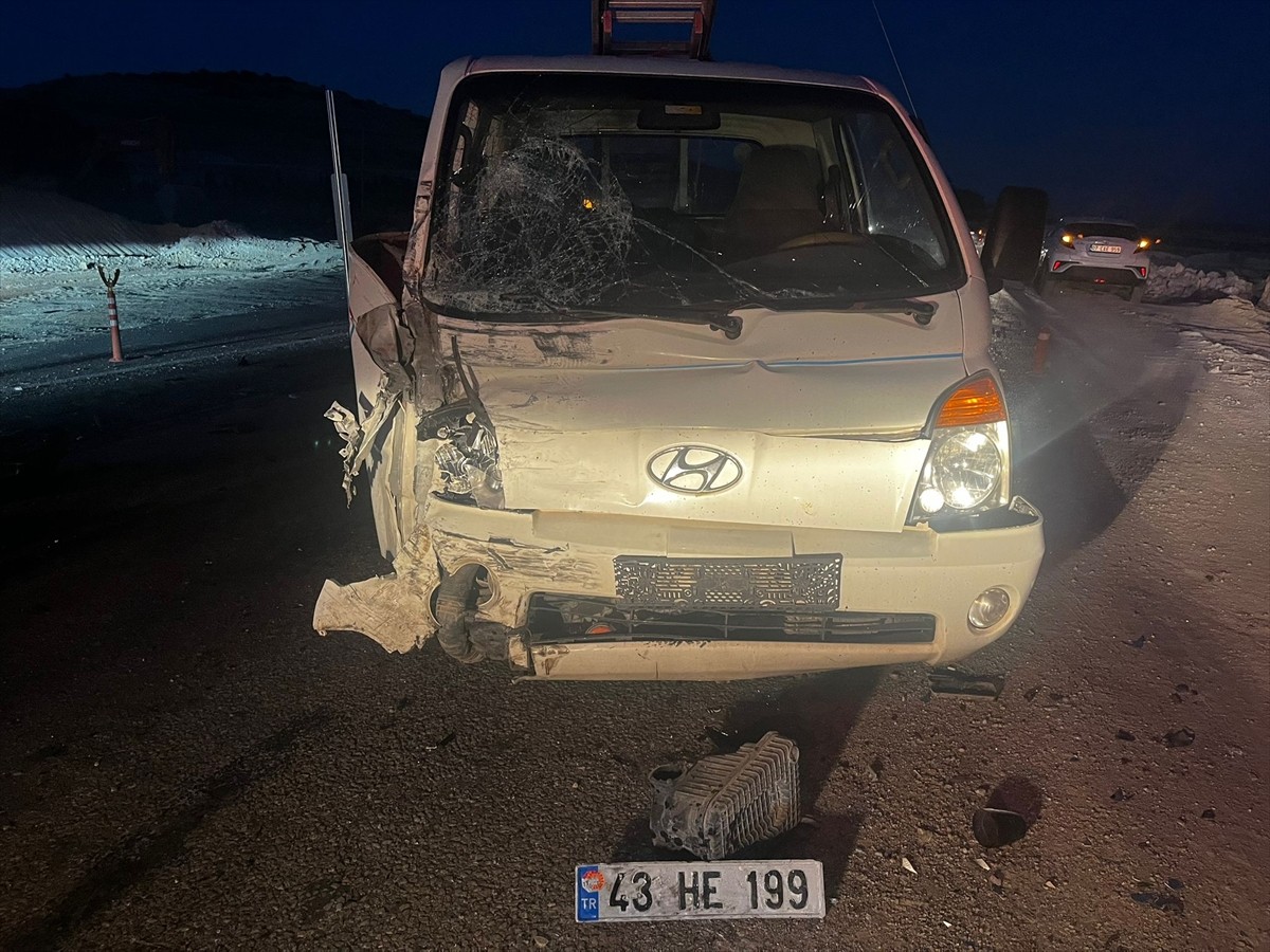 Balıkesir'in Altıeylül ilçesinde meydana gelen zincirleme kazada 1 kişi öldü, 7 kişi...