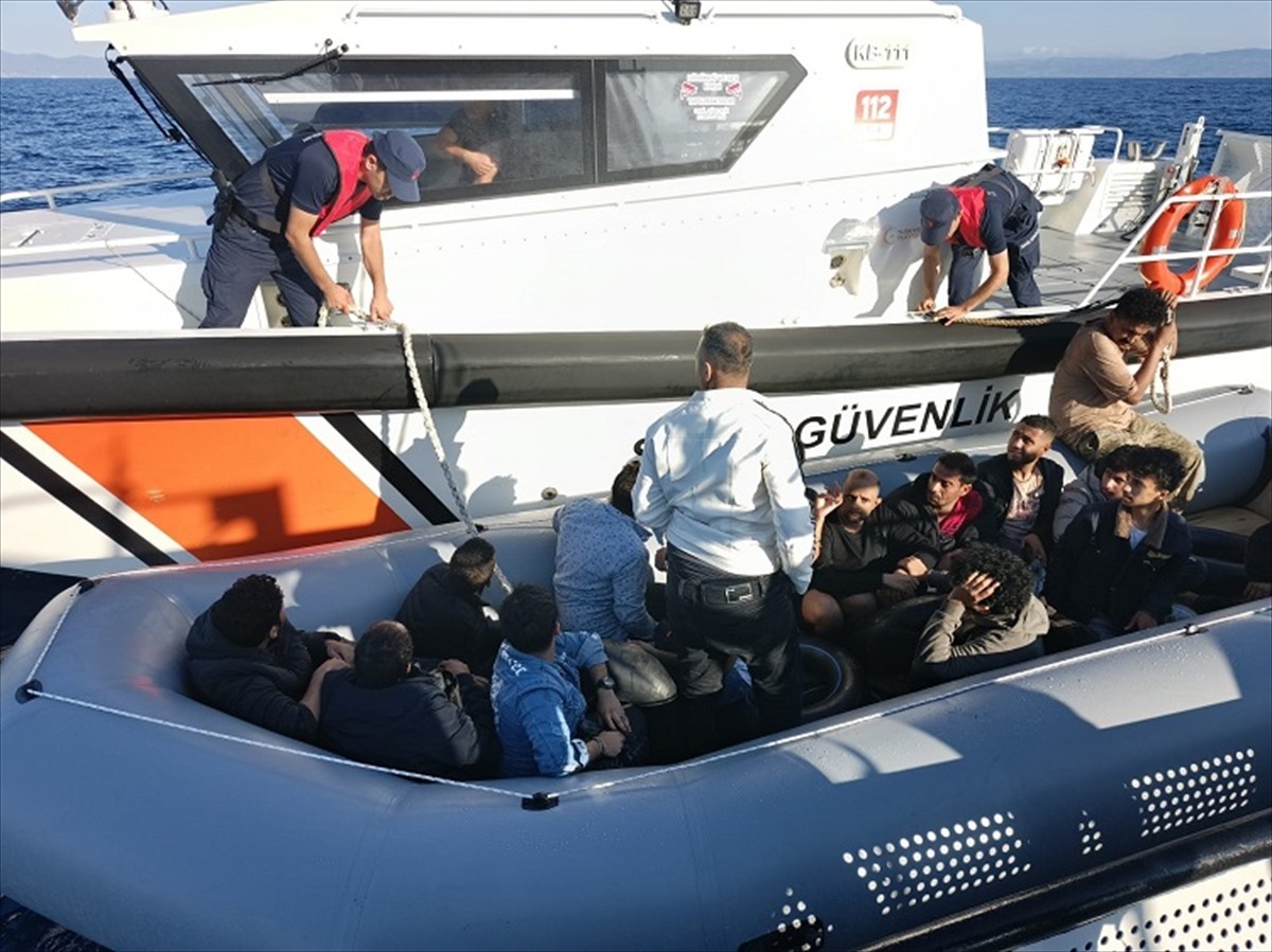 Balıkesir'in Ayvalık ilçesi açıklarında 16 düzensiz göçmen yakalandı.