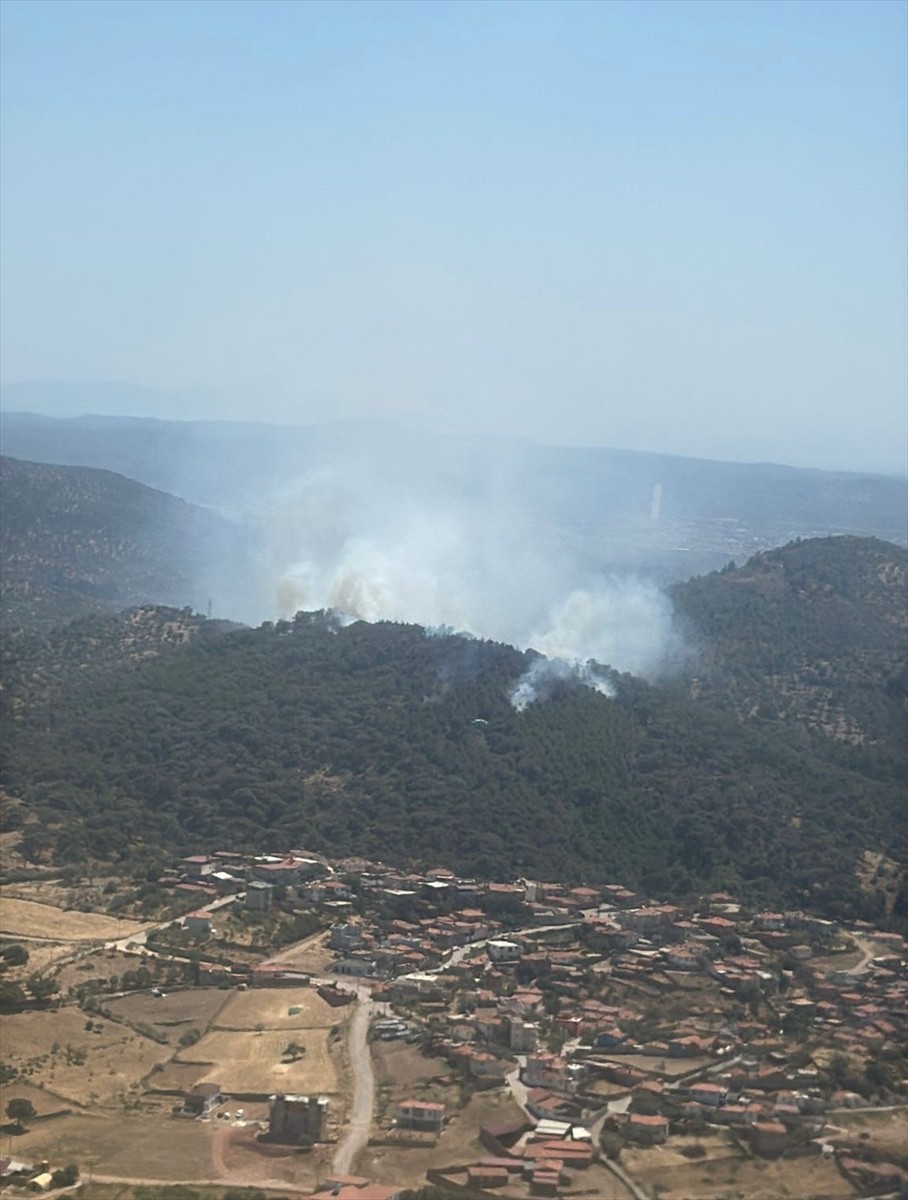 Balıkesir'in Burhaniye ilçesinde çıkan arazi ve orman yangınına, havadan ve karadan müdahale...
