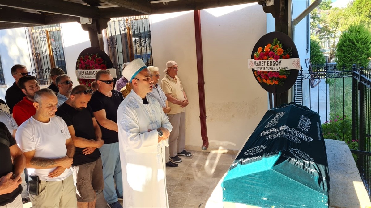 Balıkesir'in Edremit ilçesinde kalp krizi geçiren ve kaldırıldığı özel hastanede hayatını kaybeden...