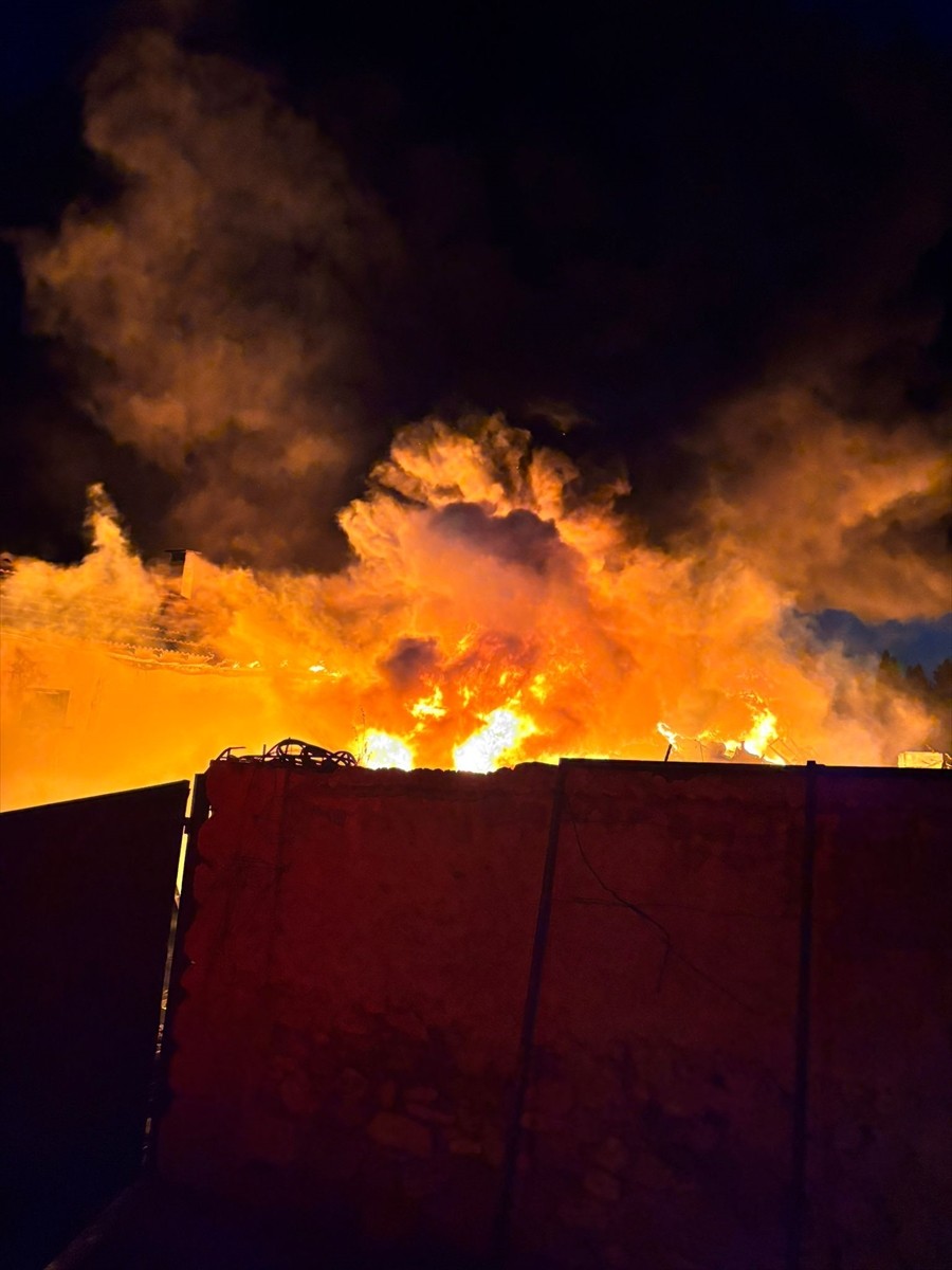 Balıkesir'in Gömeç ilçesinde hurdalıkta çıkan yangın söndürüldü.