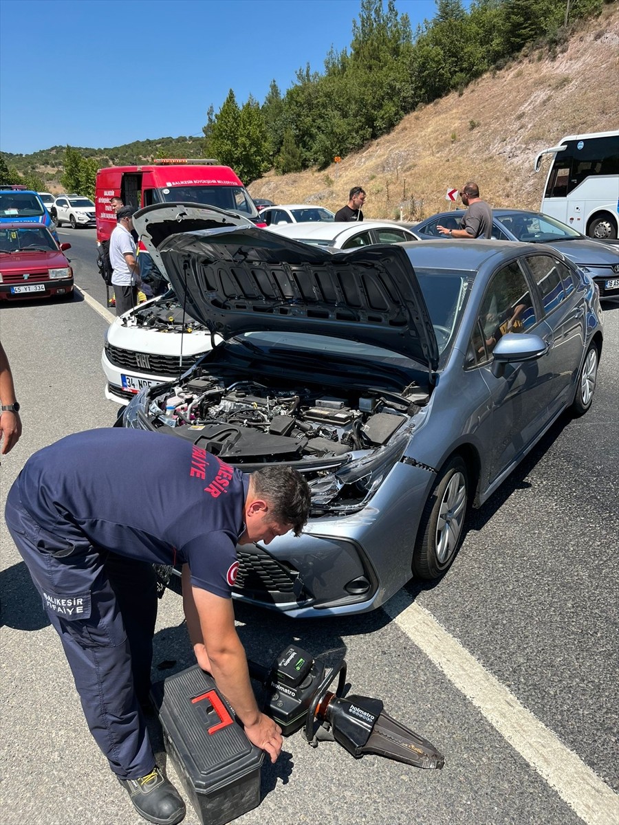 Balıkesir'in İvrindi ilçesinde 4 otomobilin karıştığı zincirleme trafik kazasında 4 kişi...