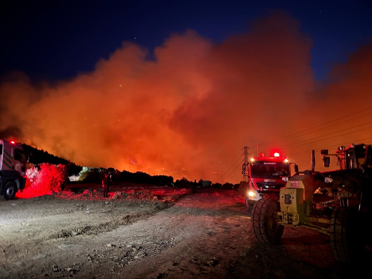 Balıkesir'in Savaştepe ve Altıeylül ilçeleri sınırında çıkan orman yangınına havadan ve karadan...