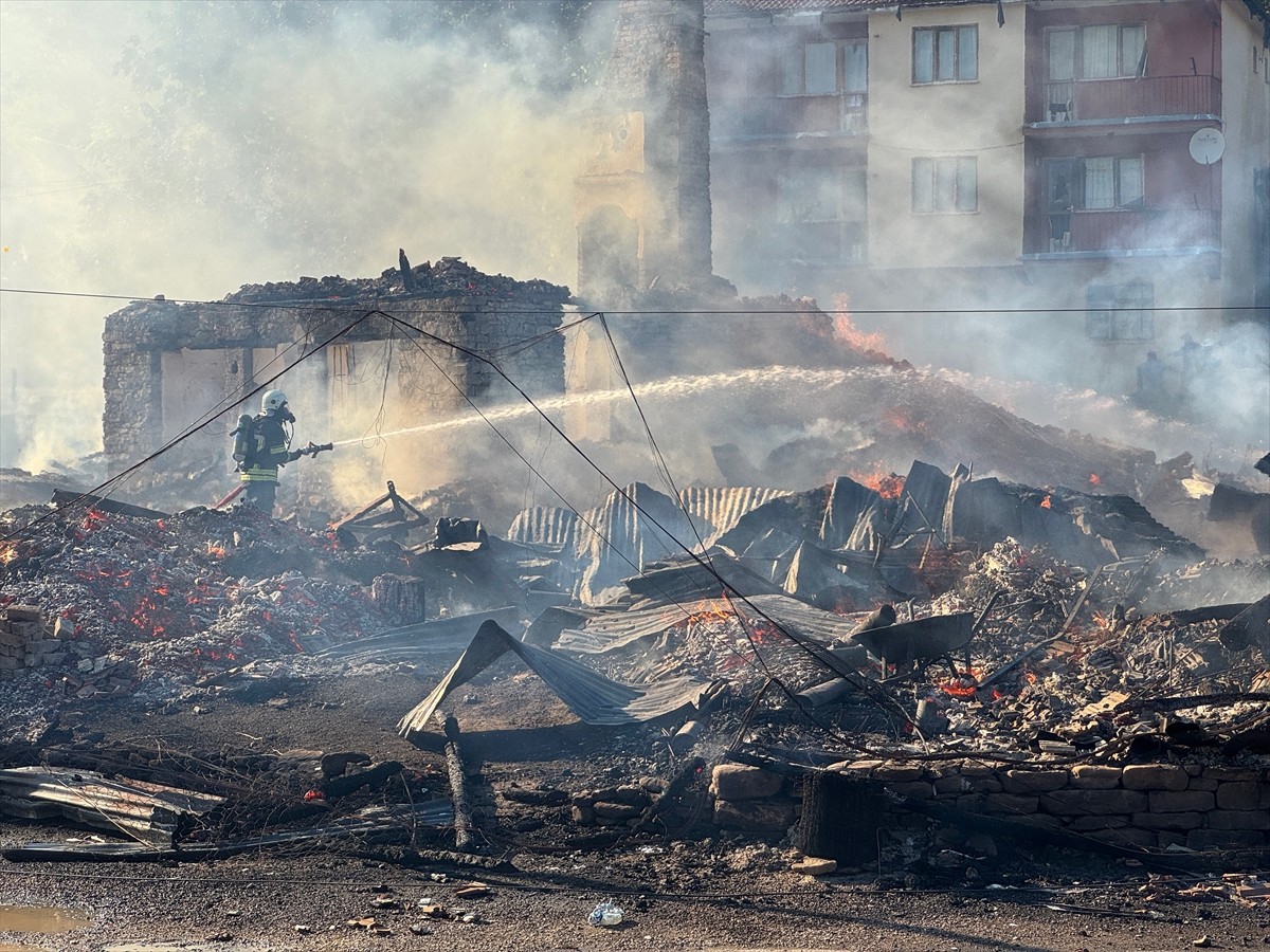 Bartın'ın Ulus ilçesinde çıkan yangında 2 ev ile 2 samanlık kullanılamaz hale geldi.