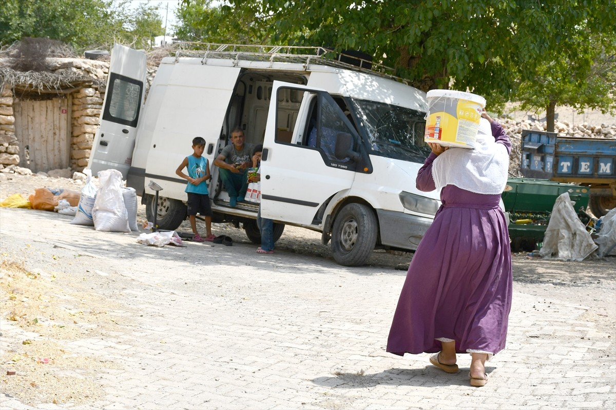 Batman'ın Gercüş ilçesinde minibüsü ile köy köy gezen seyyar esnaf İlhan Çelik, paranın yanı sıra...