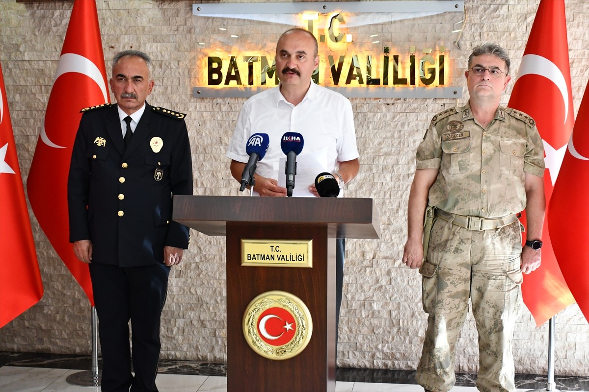 Batman Valisi Ekrem Canalp (ortada) başkanlığında, İl Emniyet Müdürü İbrahim Kaba (solda) ve İl...