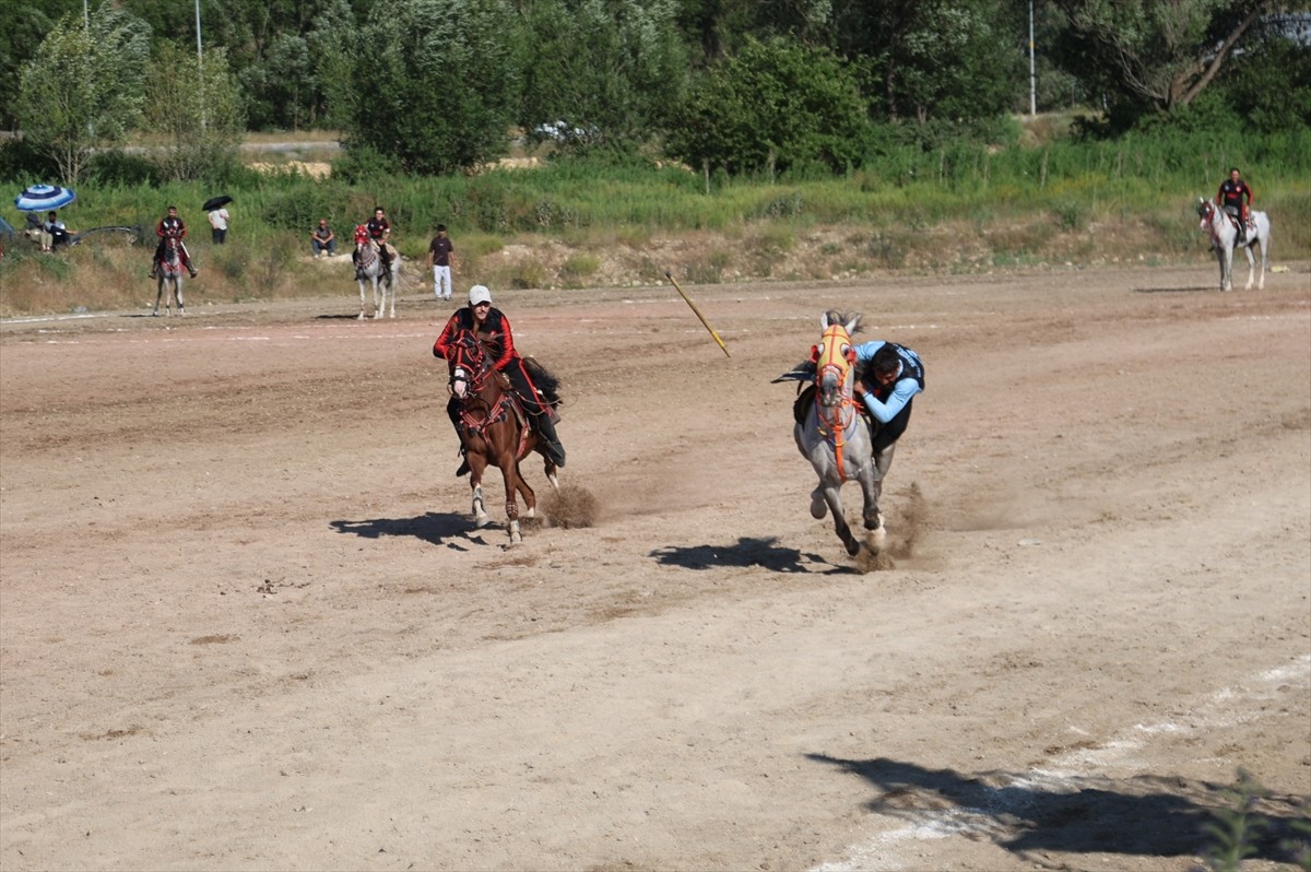  Bayburt'ta düzenlenen 29. Uluslararası Bayburt Dede Korkut Kültür ve Sanat Şöleni kapsamında...