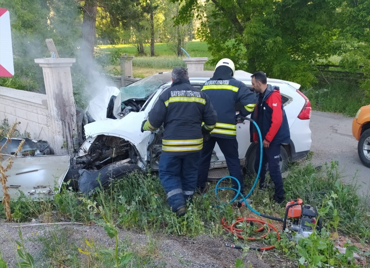 Bayburt'ta istinat duvarına çarpan cipin sürücüsü yaralandı.