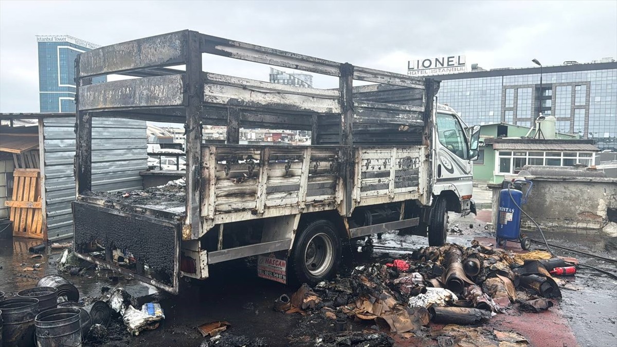 Bayrampaşa'da, bir iş merkezinin çatı katında bulunan otoparktaki hurda kağıt yüklü kamyonet...