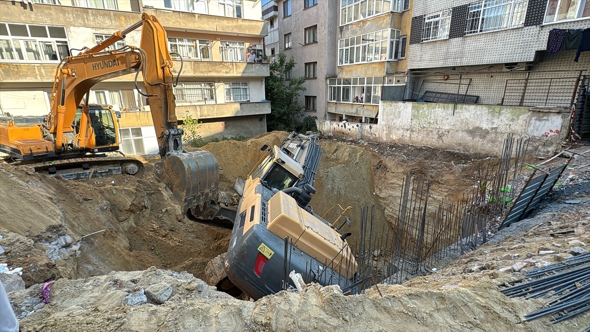 Bayrampaşa'da inşaat alanında çalışan iş makinesi toprak kayması sonucu devrildi, operatör kazayı...