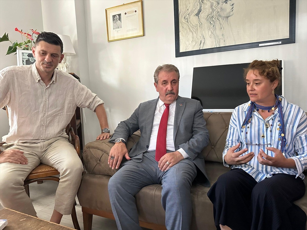 BBP Genel Başkanı Mustafa Destici, Kadıköy'deki bıçaklı saldırıda hayatını kaybeden 15 yaşındaki...