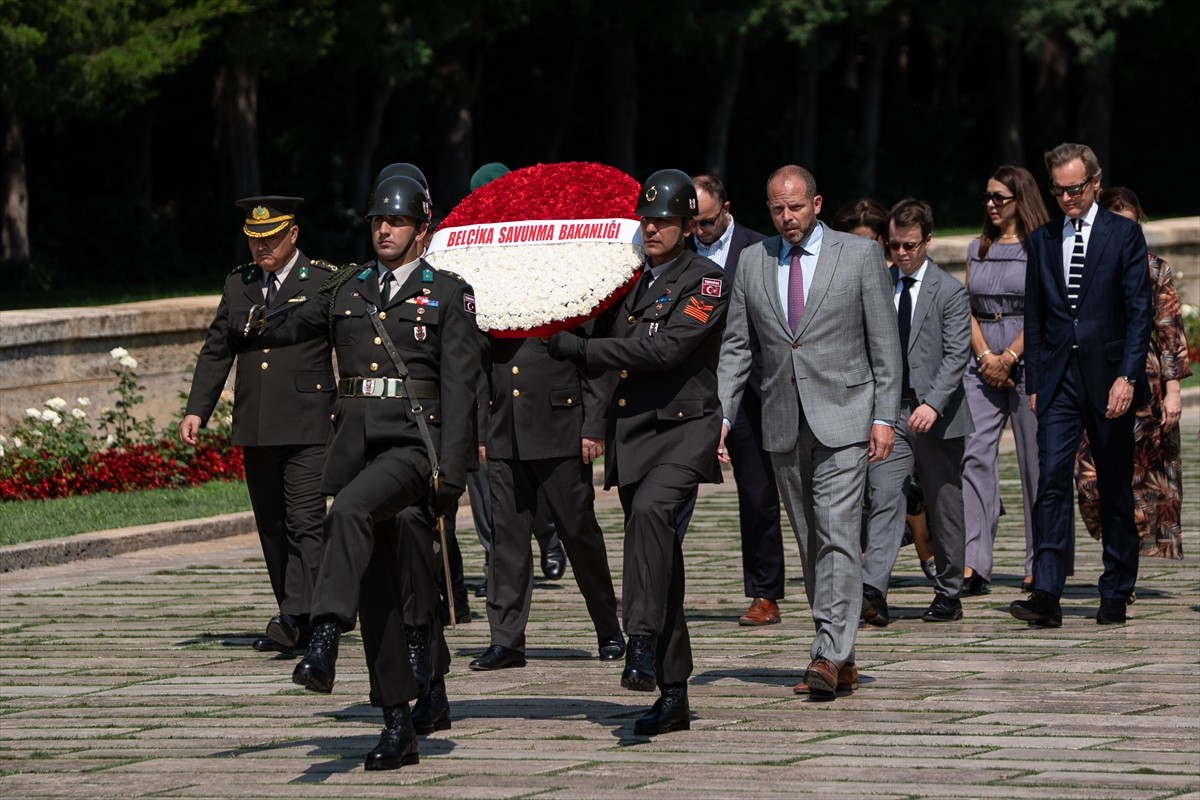 Belçika Savunma Bakanı Theo Francken, Anıtkabir'e ziyarette bulundu. Francken, beraberindeki...