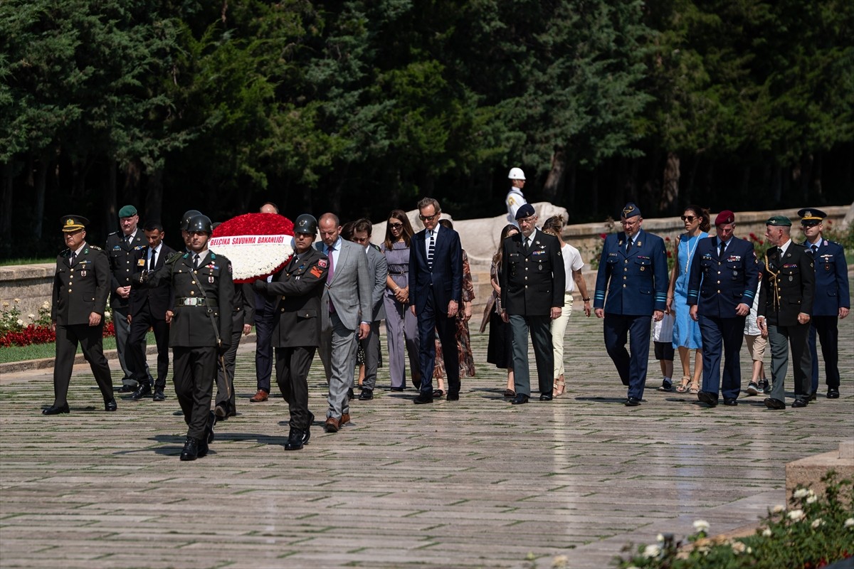 Belçika Savunma Bakanı Theo Francken, Anıtkabir'e ziyarette bulundu. Francken, beraberindeki...