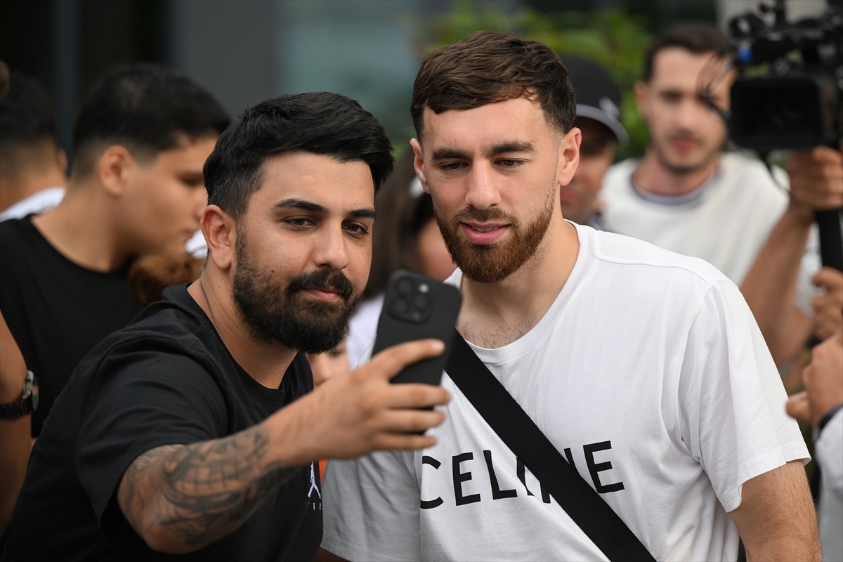 Beşiktaş Kulübü'nün yeni transferi Orkun Kökçü, siyah-beyazlı takımın sezon öncesi çalışmalarını...