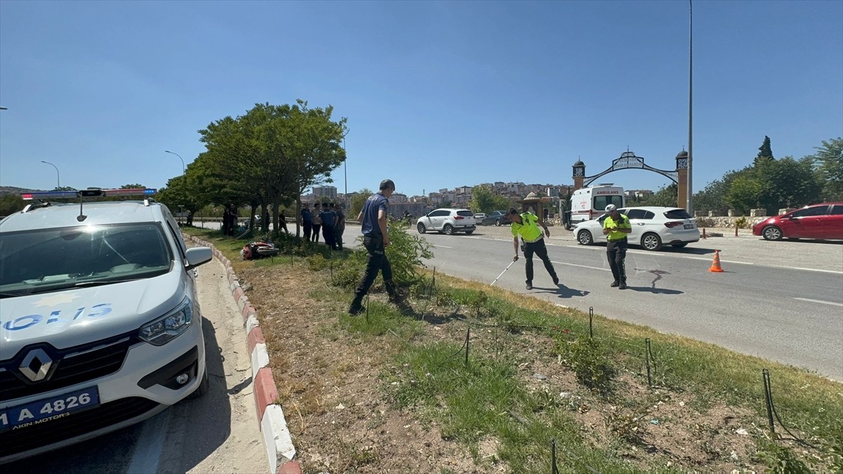 Bilecik'te, kent merkezinde motosikletin refüje çarptığı trafik kazasında 1 kişi öldü, 1 kişi...