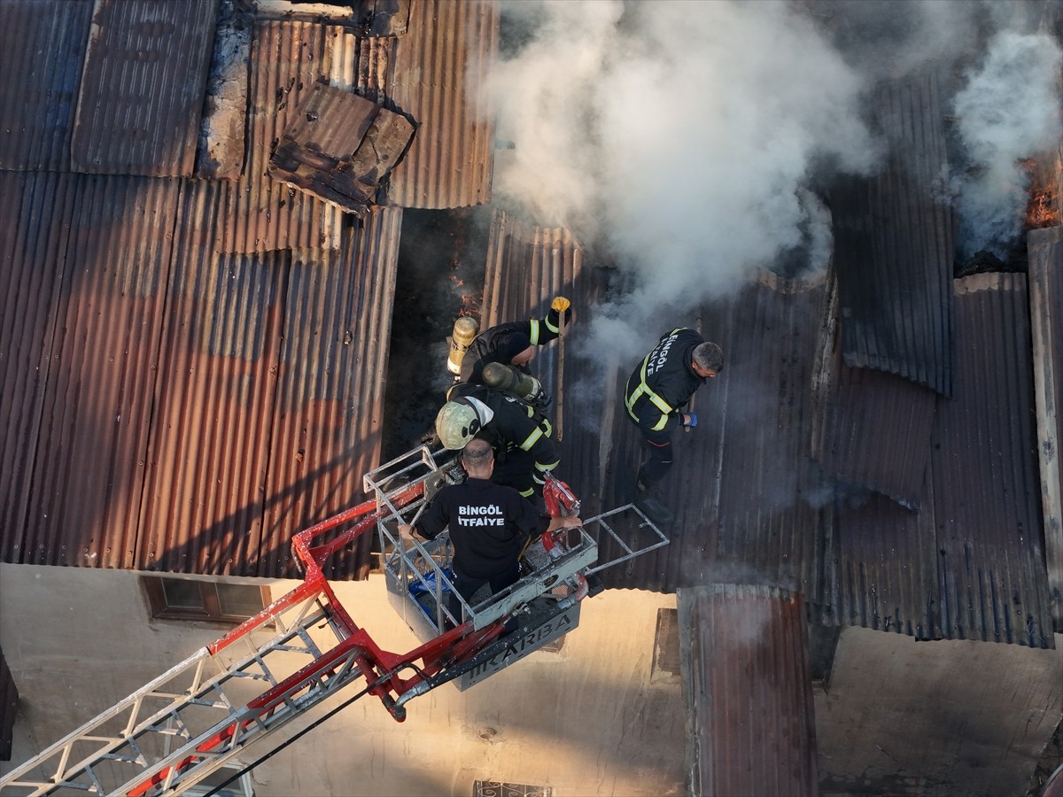 Bingöl'de iki katlı binada çıkan yangın, itfaiye ekiplerince söndürüldü.
