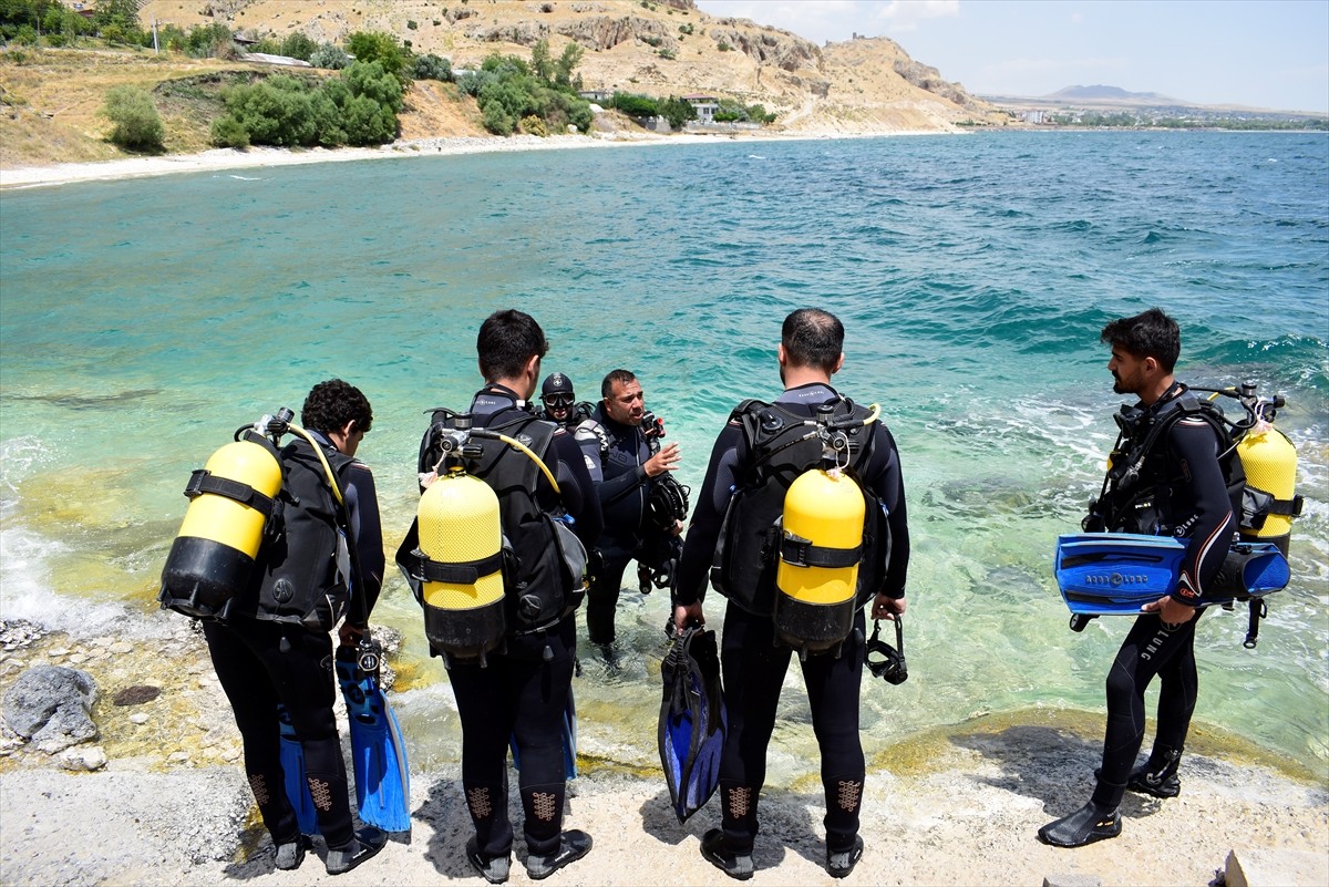 Bitlis'in Adilcevaz ilçesinde açılan dalış okulunda bu yıl 50 kişiye dalgıçlık eğitimi veriliyor....