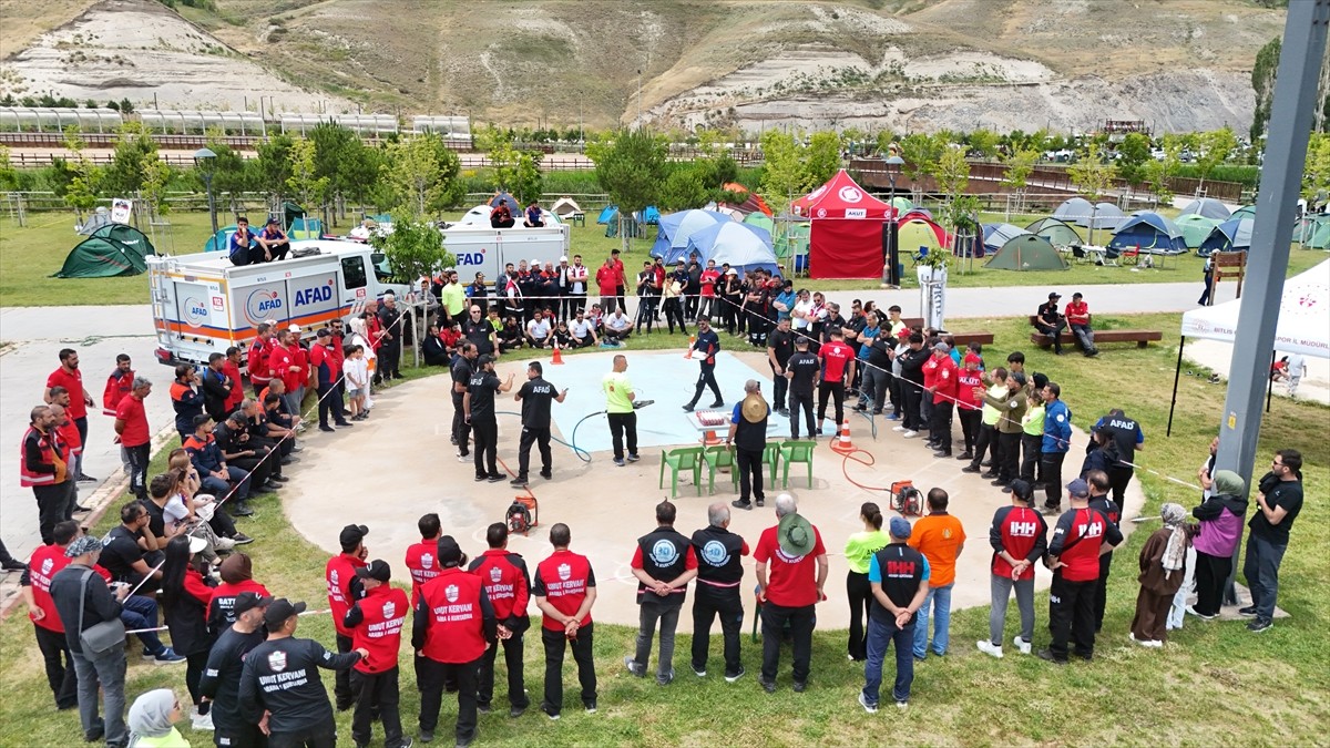 Bitlis'in Ahlat ilçesinde Afet ve Acil Durum Yönetimi Başkanlığı (AFAD) tarafından düzenlenen...