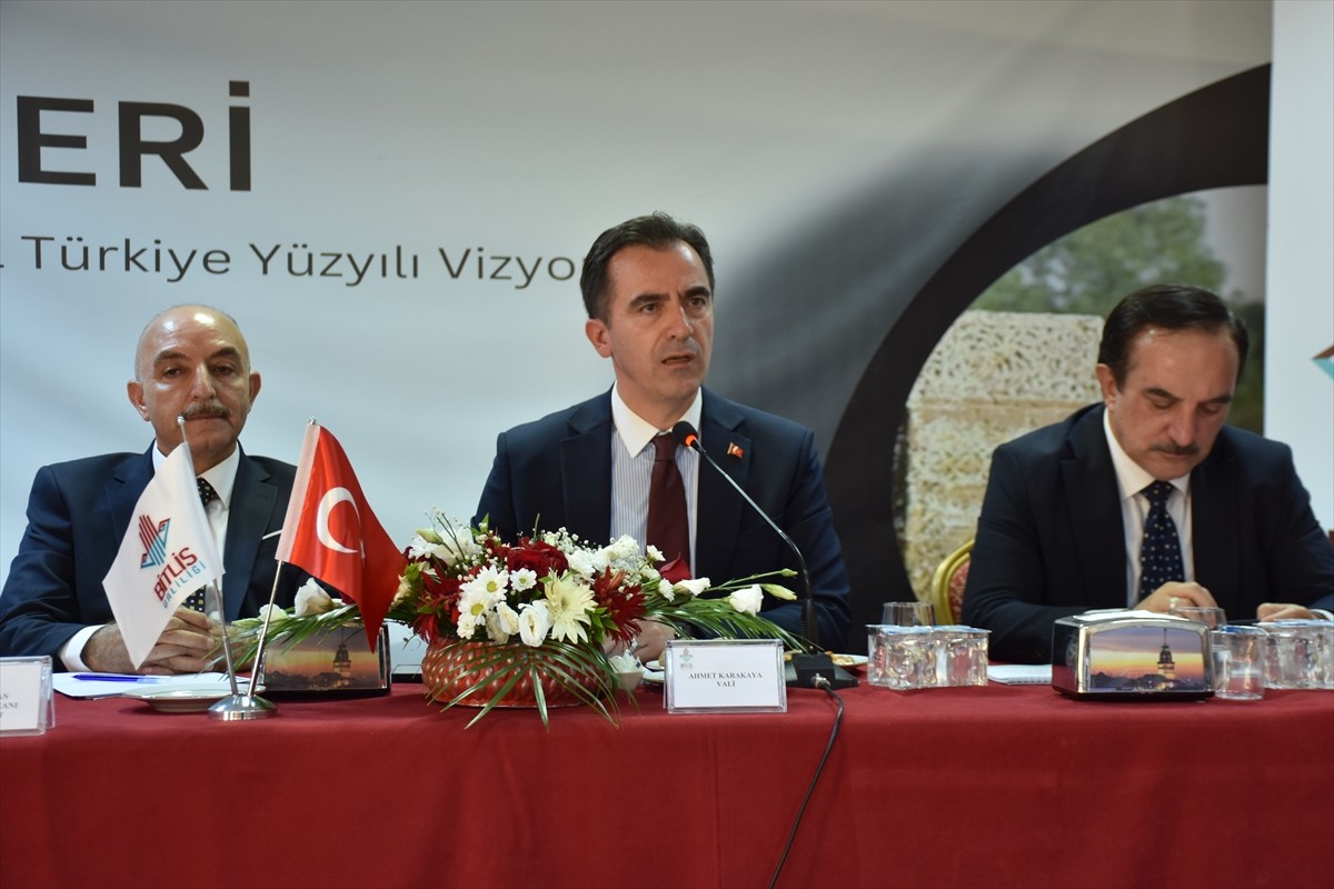 Bitlis'te "Cumhuriyet'in 100. yılında Türkiye Yüzyılı" vizyonu kapsamında "Türkiye Sohbetleri"...