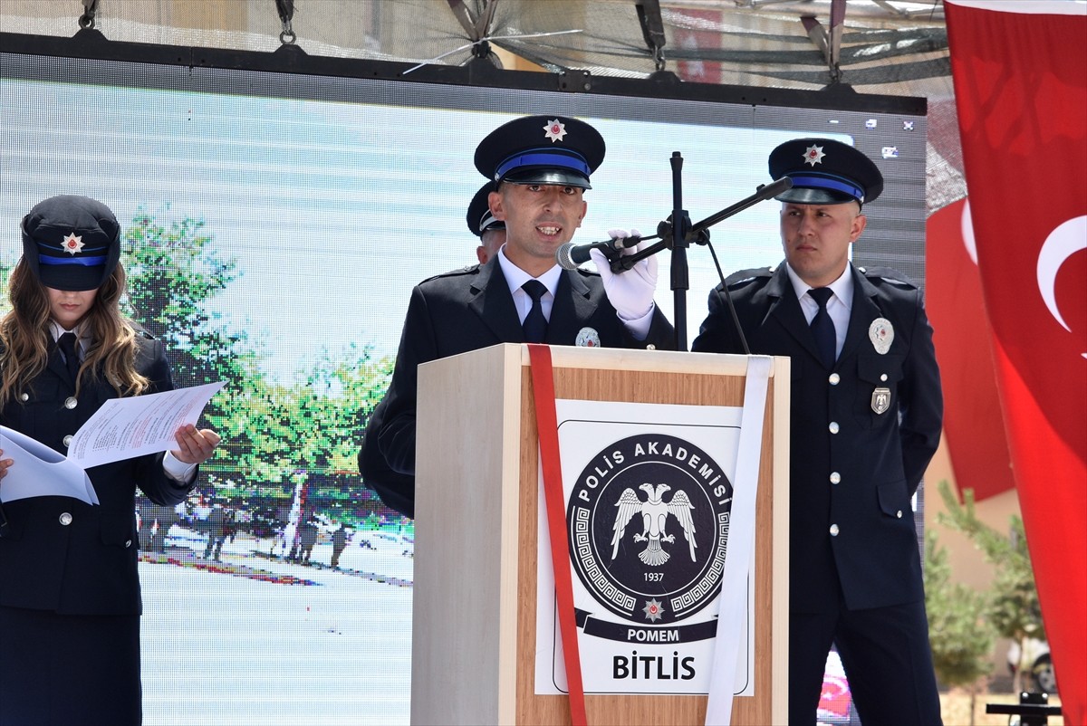 Bitlis Polis Meslek Eğitim Merkezi'nde (POMEM) eğitimlerini başarıyla tamamlayan 213 polis adayı...