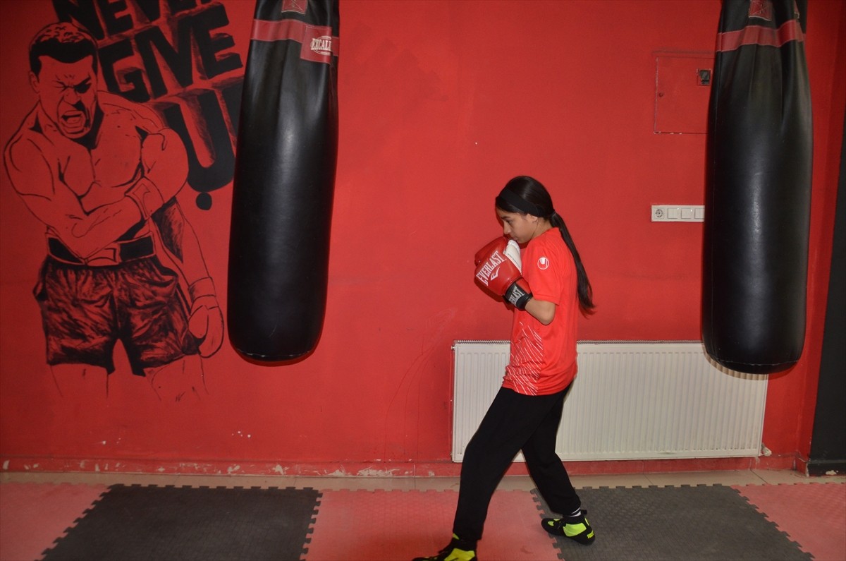 Boksta Türkiye şampiyonluğuna ulaşan 13 yaşındaki Muşlu sporcu Esila Yıldırım, Avrupa...