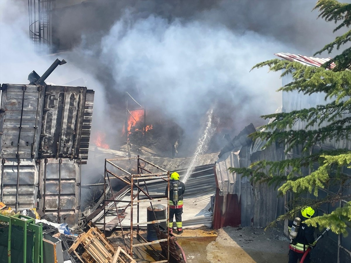 Bolu'da medikal fabrikasında çıkan yangını söndürme çalışmaları başlatıldı.