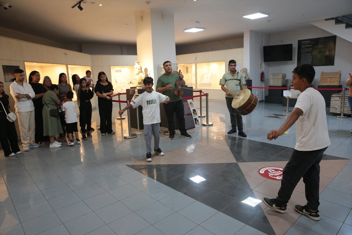 Bolu'da müze ziyareti gerçekleştiren Roman vatandaşlar, davul ve keman eşliğinde çiftetelli...