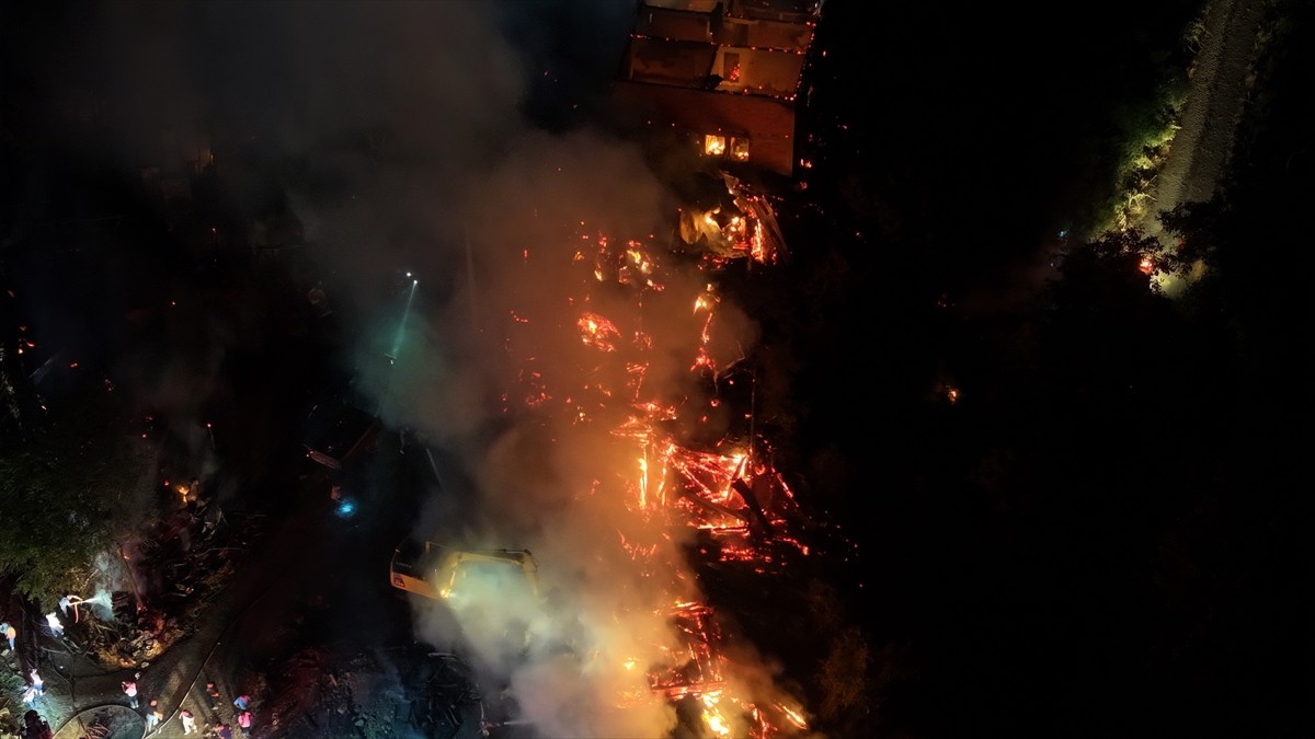 Bolu'nun Mudurnu ilçesinde çıkan yangın kontrol altına alındı. Yangında 10 samanlık ve 2 ev...