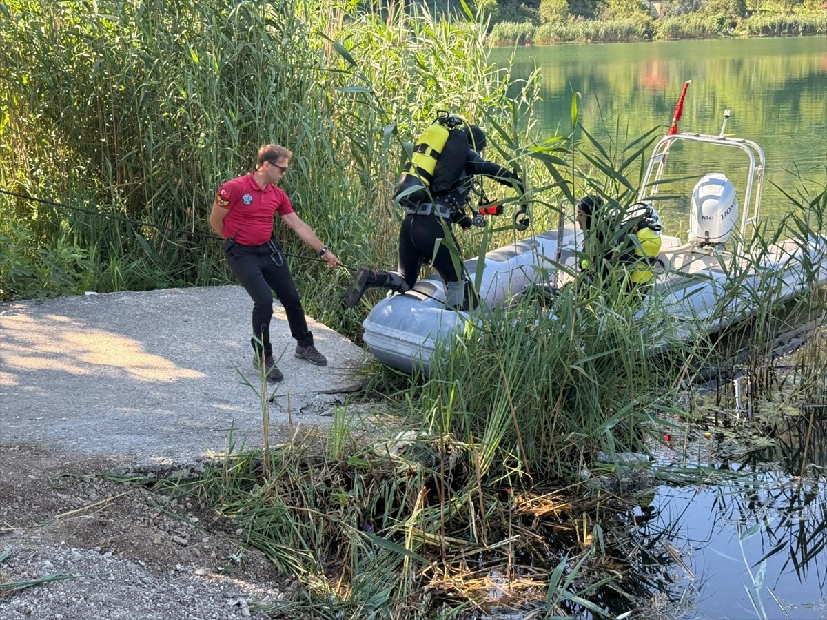 Bolu'nun Mudurnu ilçesinde gölette botu alabora olduktan sonra kaybolan gencin cansız bedeni...
