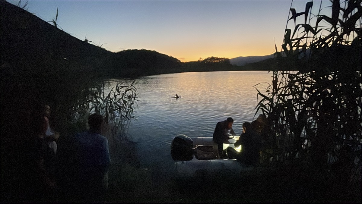 Bolu'nun Mudurnu ilçesine bağlı Taşkesti beldesinde gölette kaybolan genç için arama kurtarma...