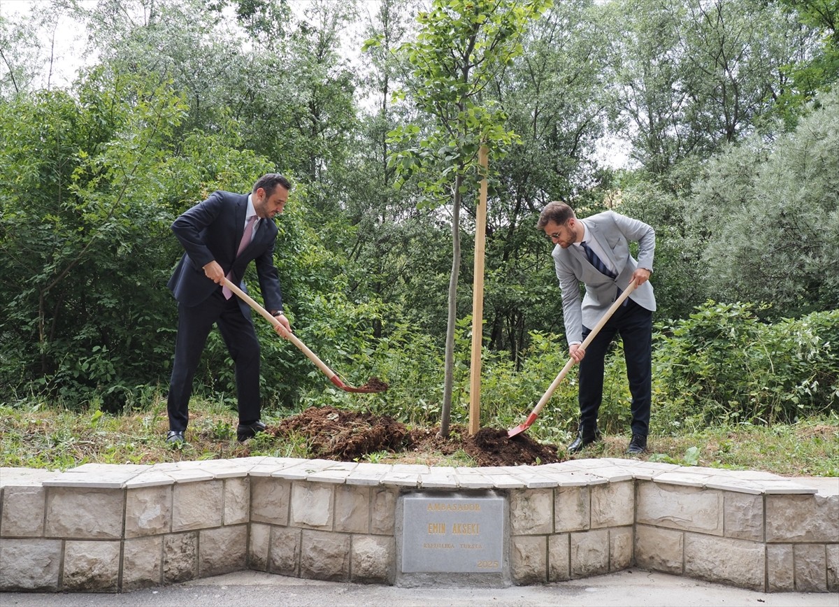 Bosna Hersek'in başkenti Saraybosna'da Büyükelçi Emin Akseki (önde ortada) adına, Büyükelçiler...