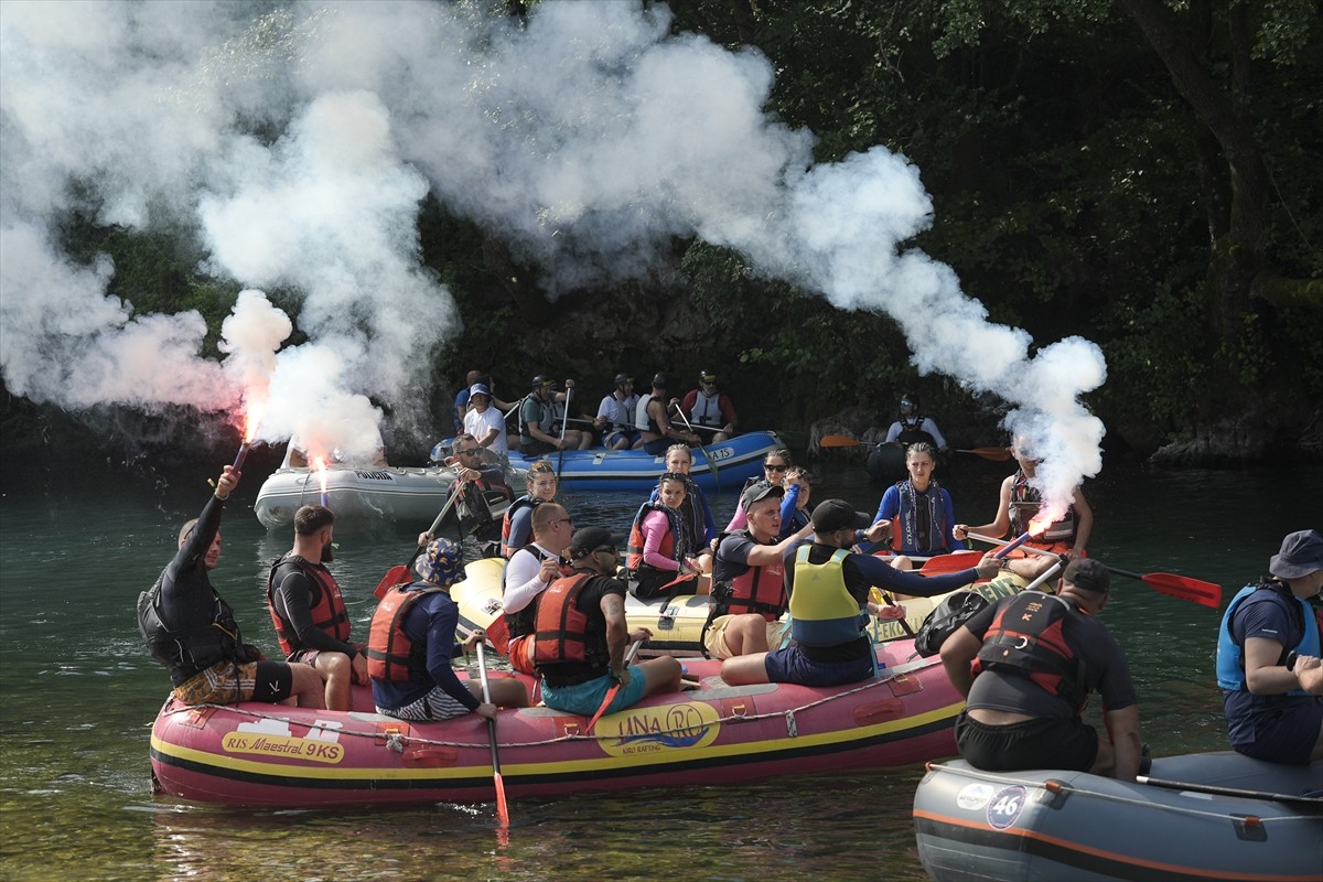 Bosna Hersek'te bu yıl 51'incisi düzenlenen "Una Regata" rafting festivali, yüzlerce raftingcinin...