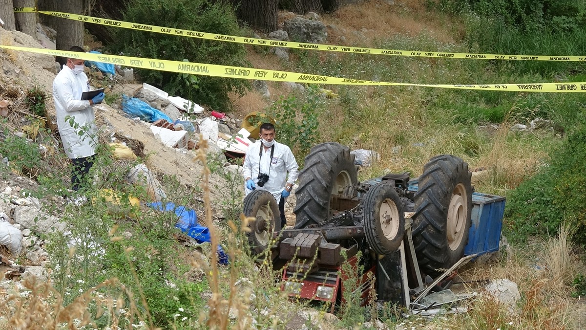 Burdur'da dereye devrilen traktörün sürücüsü hayatını kaybetti. Ekipler, olay yerinde incelemede...