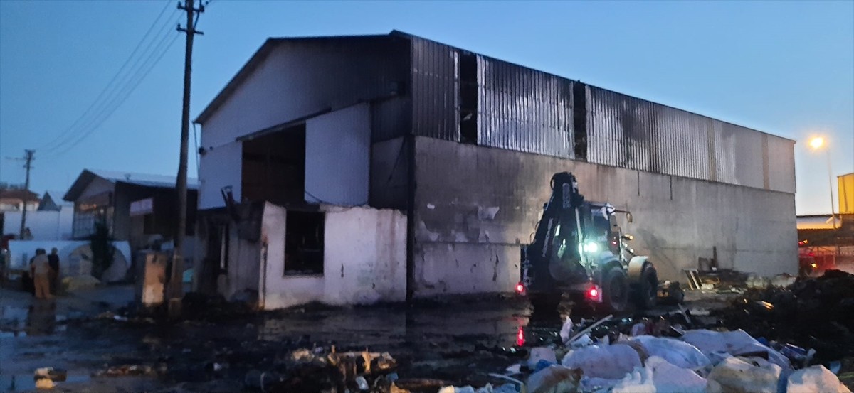 Burdur'un Bucak ilçesinde motosikletten başlayıp bir işletmeye sıçrayan yangın...