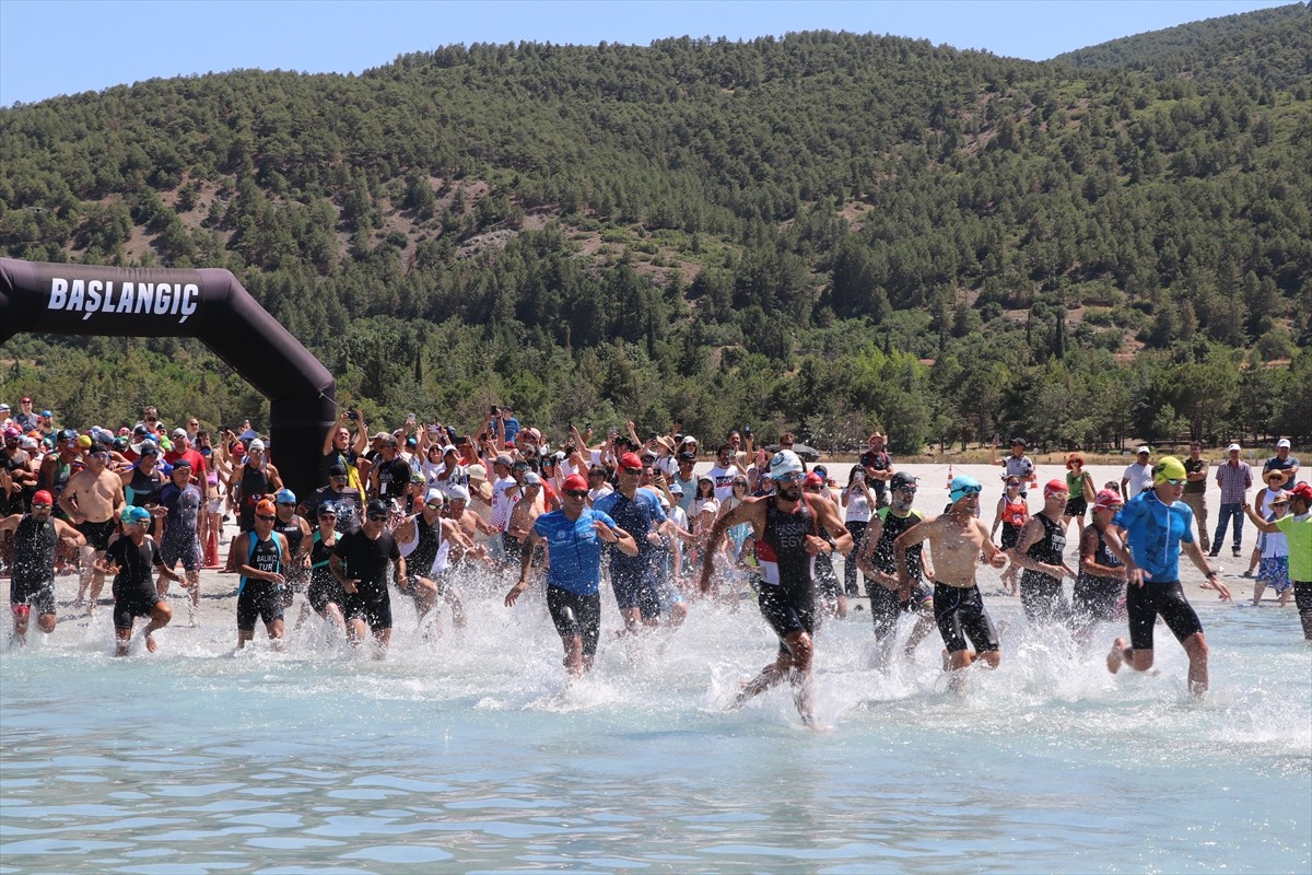 Burdur'un Yeşilova ilçesinde bulunan Salda Gölü'nde 344 sporcunun katılımıyla triatlon yarışması...